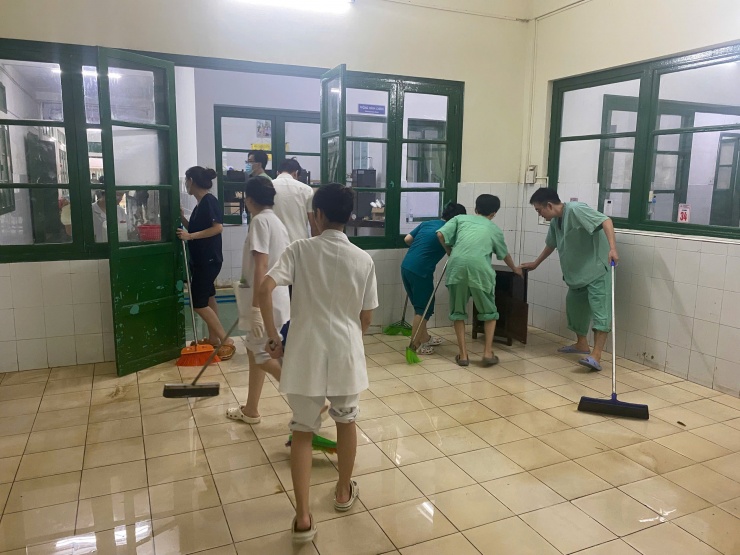 Công tác dọn dẹp vệ sinh đang rất khẩn trương.