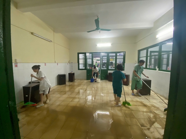 Cảnh tượng bên trong Bệnh viện Trung ương Huế sau cơn lũ dữ - 7