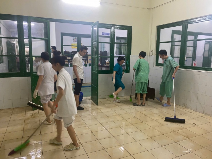 Cảnh tượng bên trong Bệnh viện Trung ương Huế sau cơn lũ dữ - 8