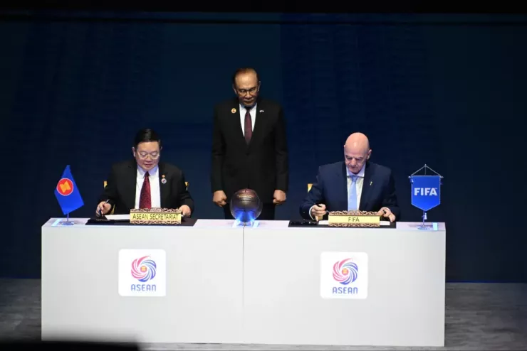 Chủ tịch FIFA Gianni Infantino và Tổng Thư ký AFF Kao Kim Hourn ký kết Biên bản ghi nhớ (MoU) hợp tác giai đoạn mới. Ảnh: VFF.