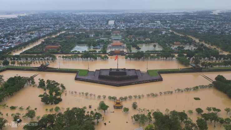 Huế chìm trong lũ - 1