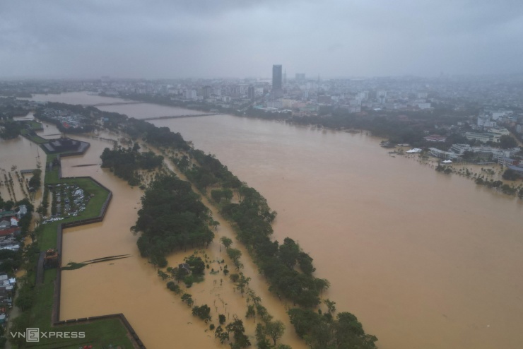 Huế chìm trong lũ - 3
