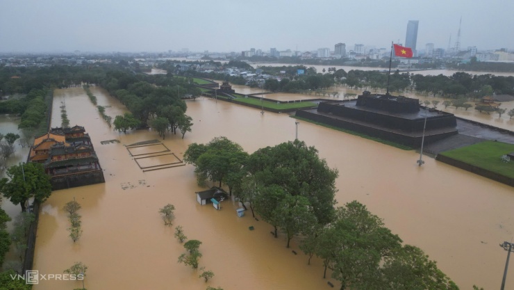 Huế chìm trong lũ - 2