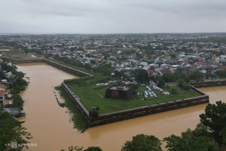 Huế chìm trong lũ - 5
