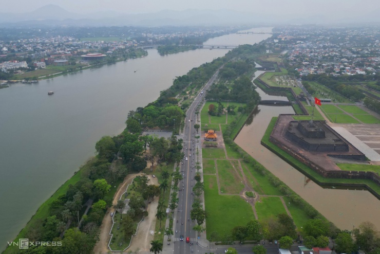 Huế chìm trong lũ - 4