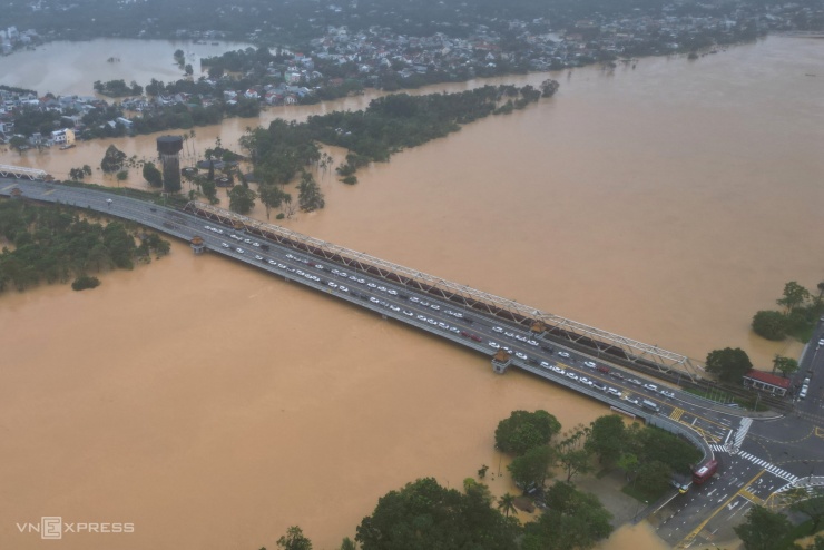 Huế chìm trong lũ - 6