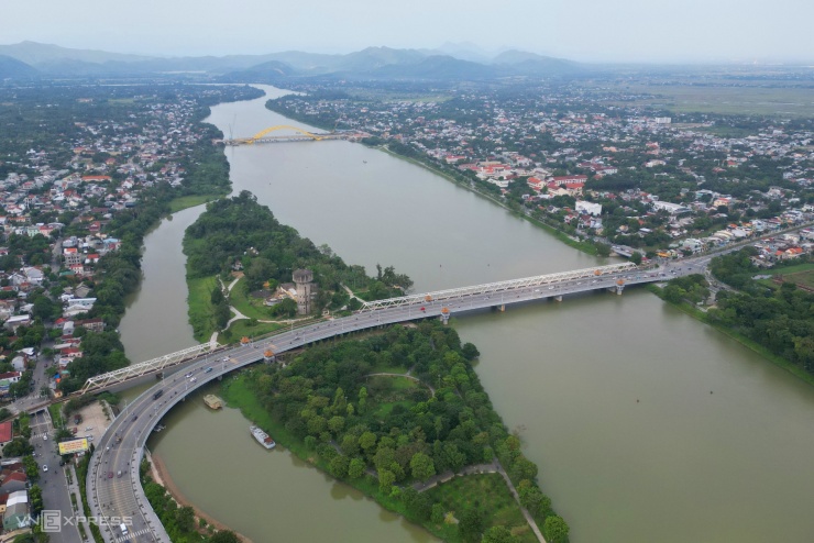 Huế chìm trong lũ - 7