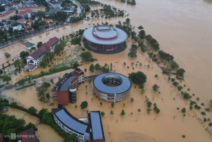 Huế chìm trong lũ - 8