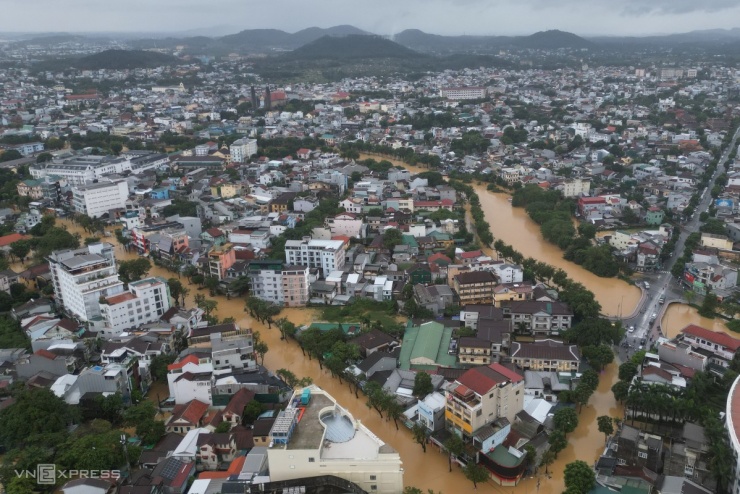 Huế chìm trong lũ - 12