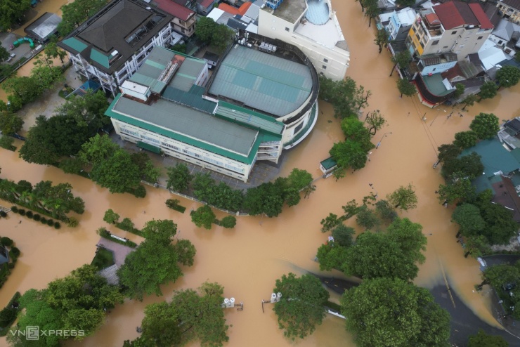 Huế chìm trong lũ - 13