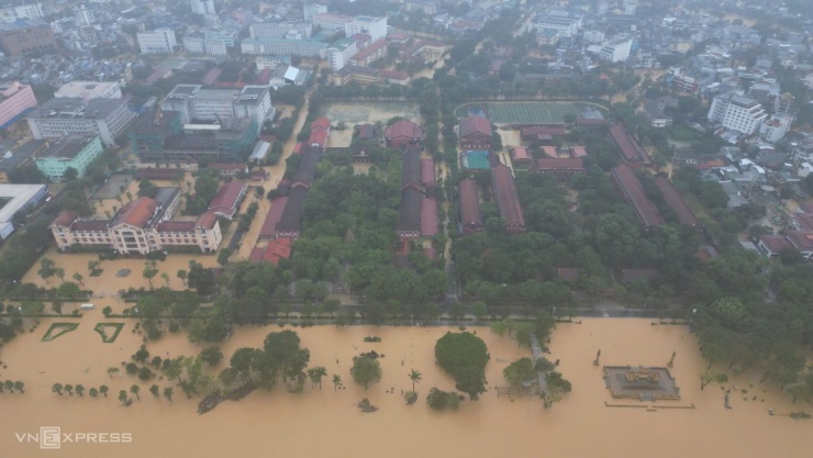 Huế chìm trong lũ - 14