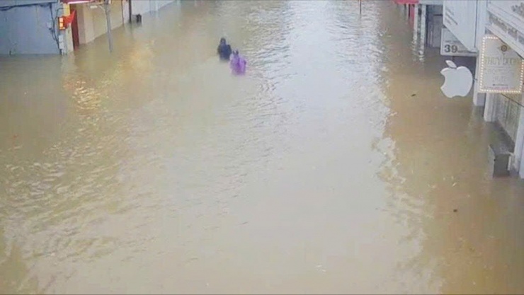 Lũ lịch sử, nhiều bệnh viện tại Huế chìm sâu, sạt lở khắp nơi ở Đà Nẵng - 13