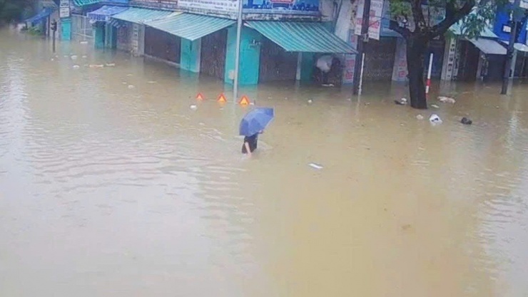 Lũ lịch sử, nhiều bệnh viện tại Huế chìm sâu, sạt lở khắp nơi ở Đà Nẵng - 14