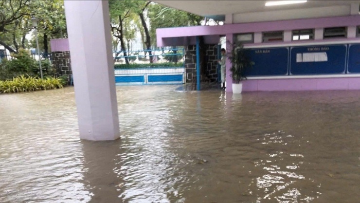 Lũ lịch sử, nhiều bệnh viện tại Huế chìm sâu, sạt lở khắp nơi ở Đà Nẵng - 20