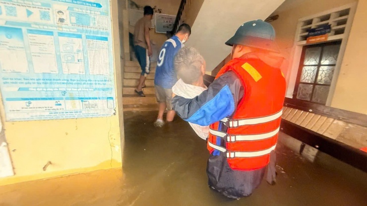 Di dời người bệnh lên tầng cao.