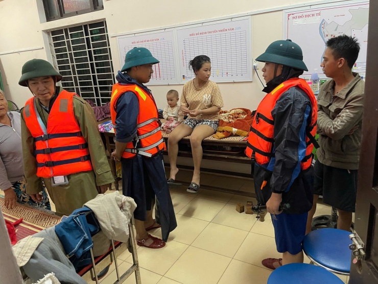Lực lượng Quân đội, Công an giúp người dân sơ tán đến nơi an toàn trong đêm.