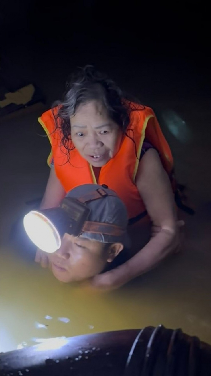 Cũng trong đêm nhiều đội phản ứng nhanh, cứu hộ trong và ngoài TP Huế cũng đã dầm mình trong mưa lũ, hỗ trợ người dân suốt đêm.