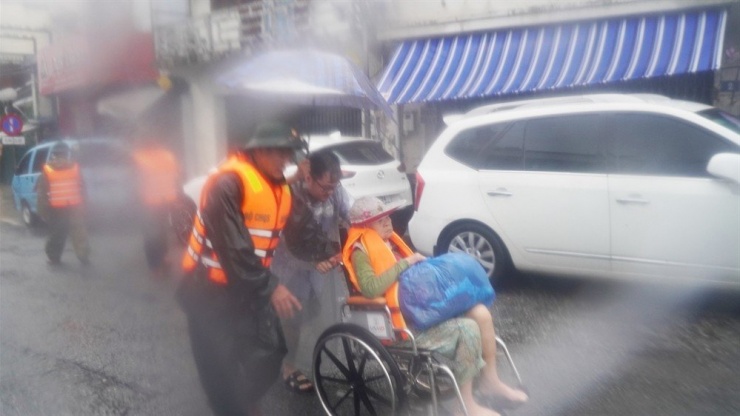 Lũ lịch sử, nhiều bệnh viện tại Huế chìm sâu, sạt lở khắp nơi ở Đà Nẵng - 25
