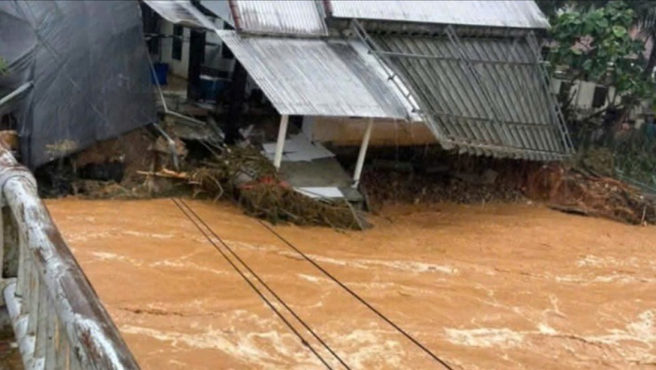 Nhiều nhà dân dọc các sông bị cuốn trôi.