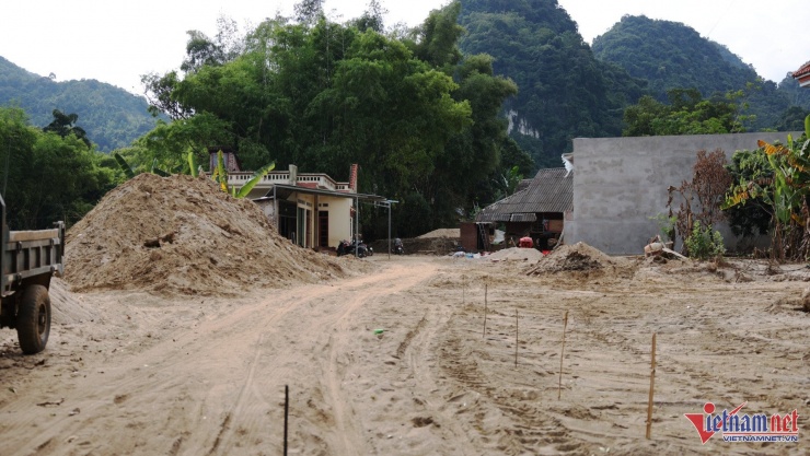 Khắp nơi trong thôn là những bãi cát, đường dân sinh phủ kín cát khiến người dân sinh sống trong tình cảnh bụi bặm. Ảnh: Đức Hoàng