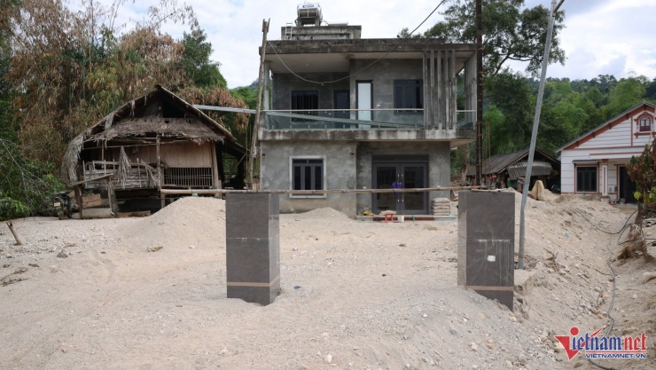 Cánh cổng của một căn nhà bị cát vùi lấp gần 2m, giờ chỉ còn lại 2 trụ cổng. Ảnh: Đức Hoàng