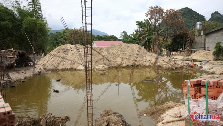 Một căn nhà đang xây dựng phần móng bỗng "bất đắc dĩ" trở thành ao tù cho vịt bơi lội. Ảnh: Đức Hoàng