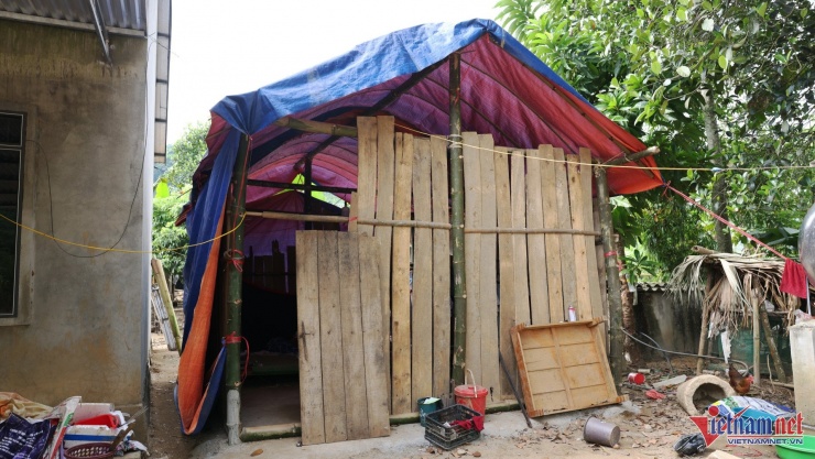Căn nhà tạm của anh Hoàng Văn Tư được dựng cho cả gia đình trú ngụ sau khi căn nhà sàn cũ bị lũ "đánh" sập. Ảnh: Đức Hoàng