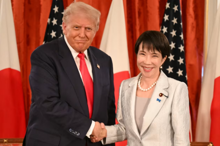 Tổng thống Mỹ Donald Trump và Thủ tướng Nhật Bản Sanae Takaichi tại lễ ký kết một số văn bản quan trọng ở Tokyo, ngày 28/10/2025. Ảnh: Getty