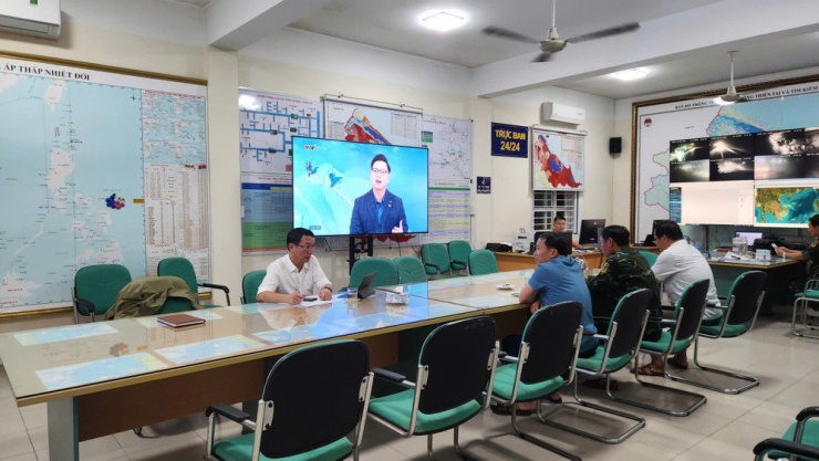 Ông Phan Thiên Định, Chủ tịch UBND TP Huế chỉ đạo công tác ứng phó lũ lụt tại Ban Chỉ huy phòng thủ dân sự. Ảnh: N.DO