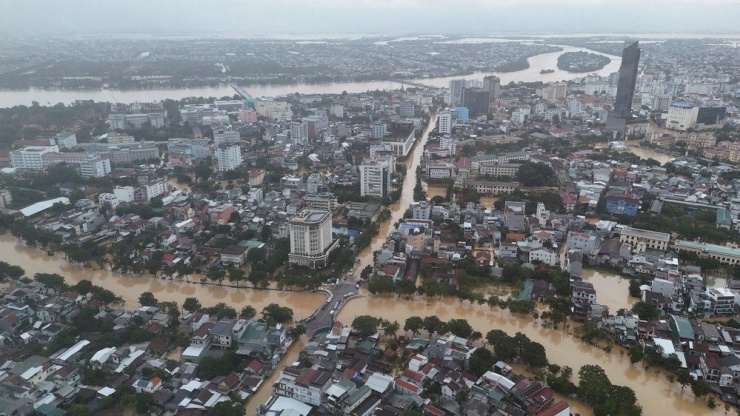 Nhiều nơi tại TP Huế vẫn đang ngập sâu.