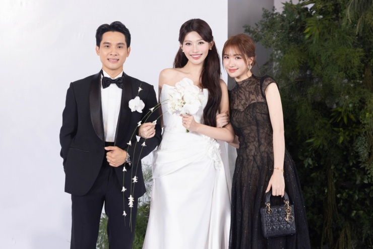 Hôm 26/10, Hòa Minzy diện đầm ren màu đen, dáng xòe nhẹ nhàng đến dự đám cưới á hậu Quỳnh Châu, theo dresscode.