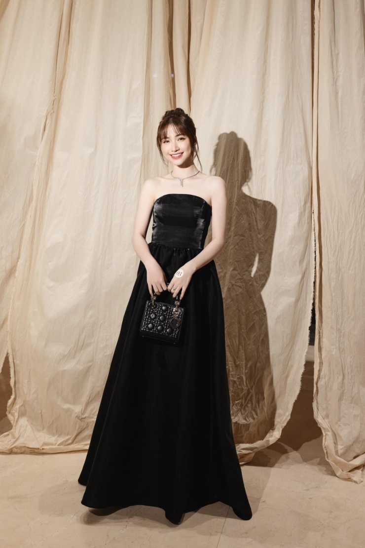 Hòa Minzy được khen khi diện đầm đen đi ăn cưới - 3