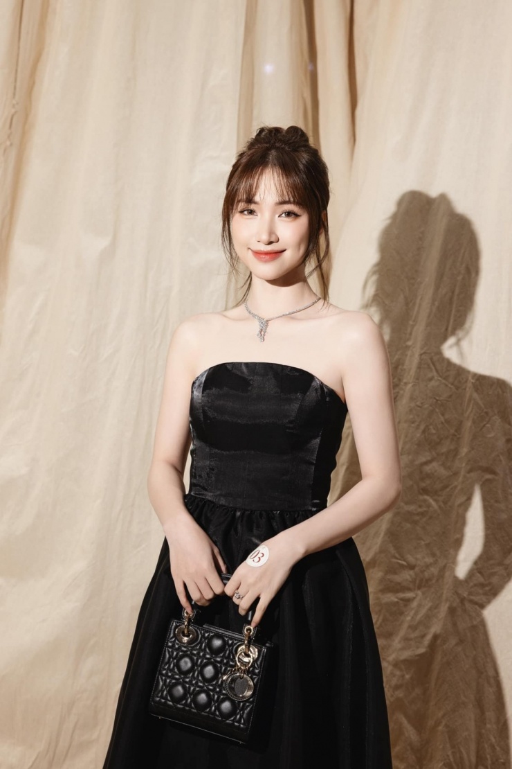 Hòa Minzy được khen khi diện đầm đen đi ăn cưới - 4