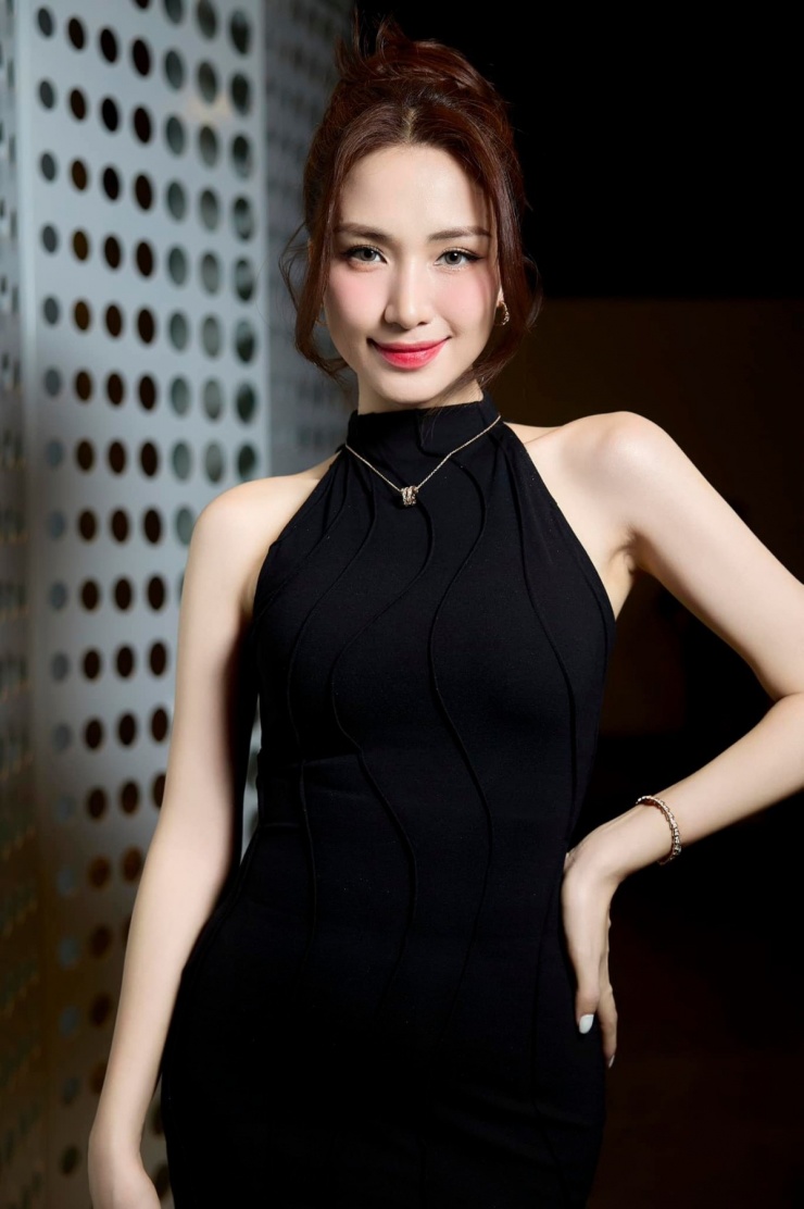 Hòa Minzy được khen khi diện đầm đen đi ăn cưới - 6