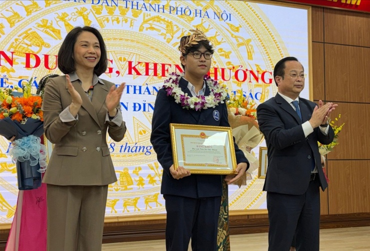 Lãnh đạo UBND Thành phố Hà Nội và lãnh đạo Sở GD&ĐT Hà Nội tặng Bằng Khen, phần thưởng cho học sinh.