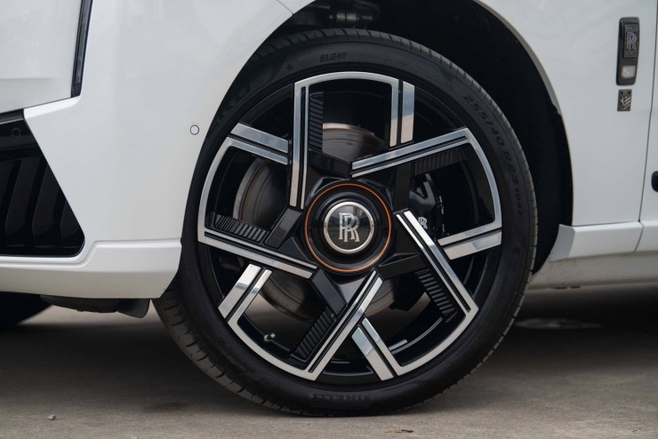 Cận cảnh Rolls-Royce Cullinan Black Badge 2025 đầu tiên về Việt Nam - 8