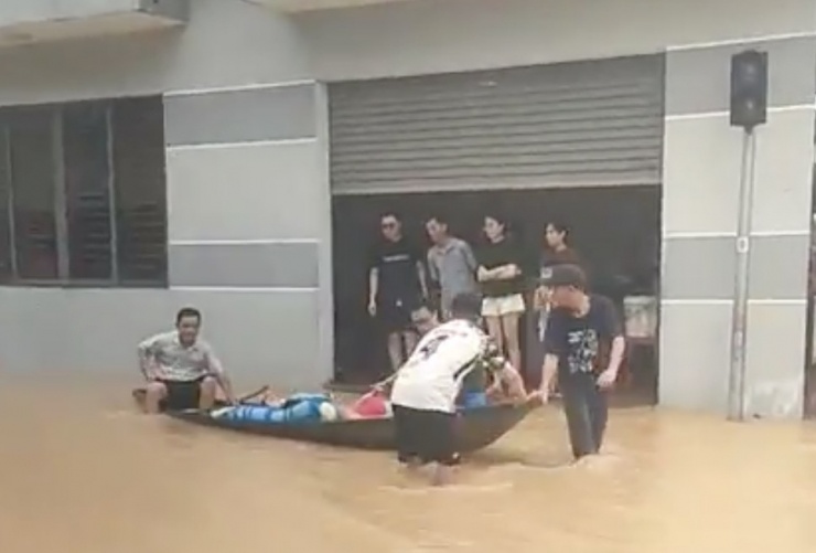 Đưa tám người trong gia đình ngạt khí ra khỏi khu vực ngập để cấp cứu.