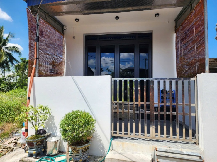 Ngôi nhà 2 tầng gia đình ông Hữu xây nhầm trên đất của gia đình bà Loan. Ảnh: Thu Hằng