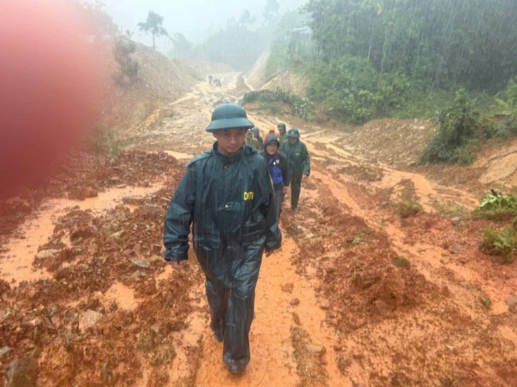 Khoảnh khắc sạt lở quả đồi, đất đá tràn xuống quốc lộ 40B - 2