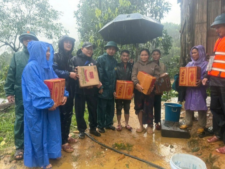 Ông Nguyễn Hồng Lai, Bí thư Đảng ủy xã Trà Tân (Đà Nẵng) cùng các lực lượng chức năng đến thăm hỏi, động viên 11 gia đình có nhà bị lũ cuốn trôi. Ảnh: TRÀ TÂN