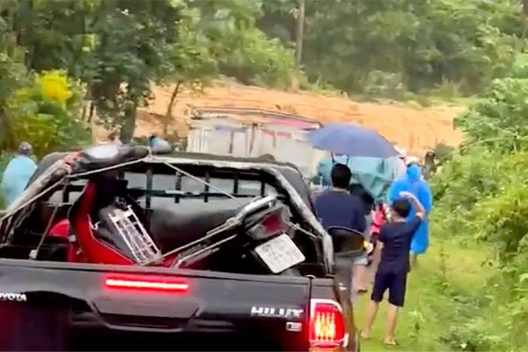 Các phương tiện giao thông bị tắc nghẽn tại nơi xảy ra sạt lở. Ảnh: TN