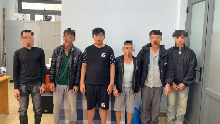 Nhóm sáu nghi phạm bị công an giữ khẩn cấp. Ảnh: Công an Lâm Đồng