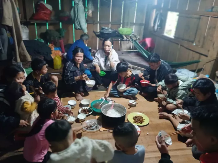 Người dân sinh hoạt, ăn uống chung ở lán trại.