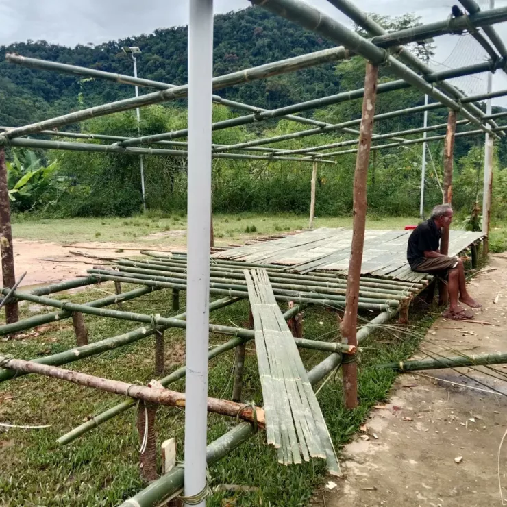 Lán trại từ khi mới bắt đầu dựng.