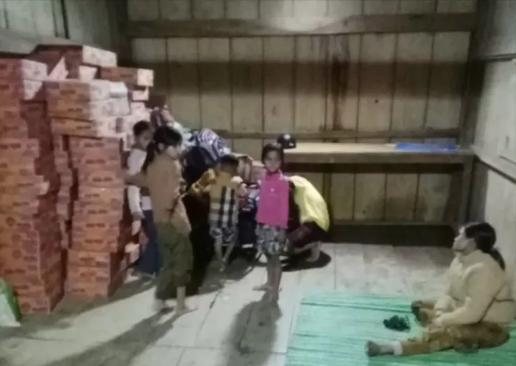 Xã tập kết thức ăn, nước uống tại những lán trại.