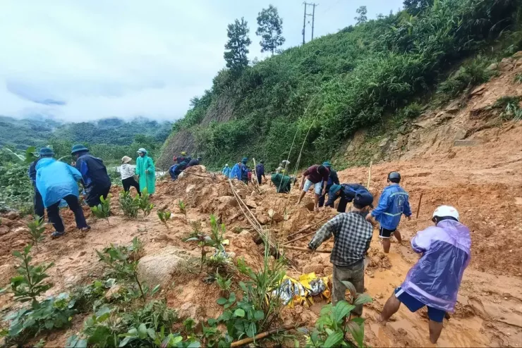 Bà con cùng chung tay dọn dẹp sạt lở.