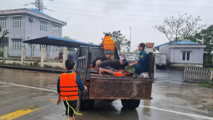 Đưa nạn nhân trong vụ ngạt khí đi cấp cứu. Ảnh: TN