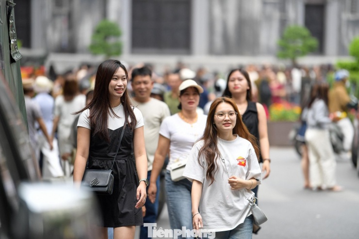 Tiếng cười nói xen lẫn tiếng chuông nhà thờ tạo nên âm thanh rất đặc trưng của trung tâm Hà Nội những ngày Thu.