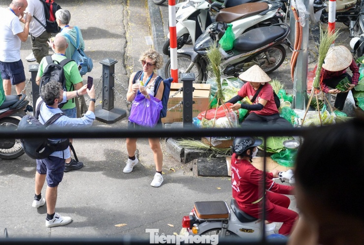 Hà Nội những ngày đẹp nhất năm: 'Mình cứ thấy như đang ở trong một bộ phim' - 13