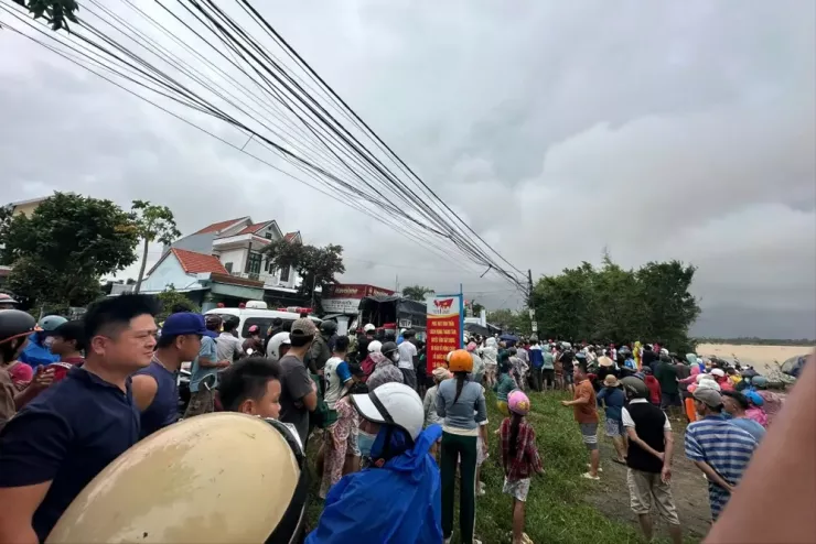 Ngoài vụ việc ghe chở 9 người đi đám tang về bị chìm, trong hôm nay vùng hạ du TP Đà Nẵng đã xảy ra một số vụ lật ghe khác.